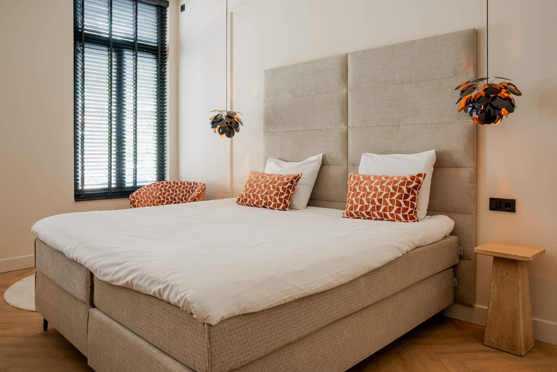 Hotelkamer van Boutique Hotel Van Ham met een groot bed bij het raam